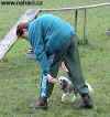 Gremi předvádí prvek z tance se psem. - prochází mezi nohama své majitelky.
