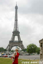 Vidět Paříž a nezastavit se u Eiffelovky prostě nepřipadá v úvahu...